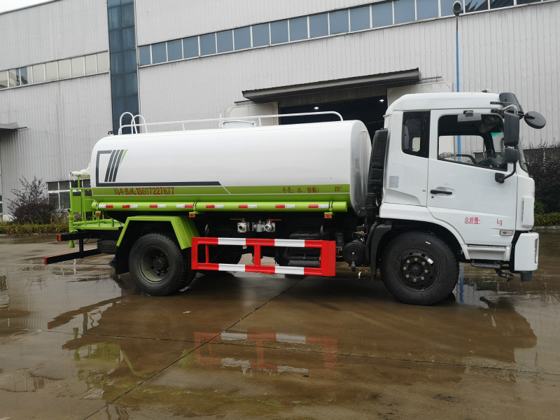东风随专D17玉柴165马力12方洒水车